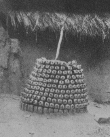 Thomas 1913 (Awka): Plt V-a, "Ainyanwu" shrine with Schnapps bottles